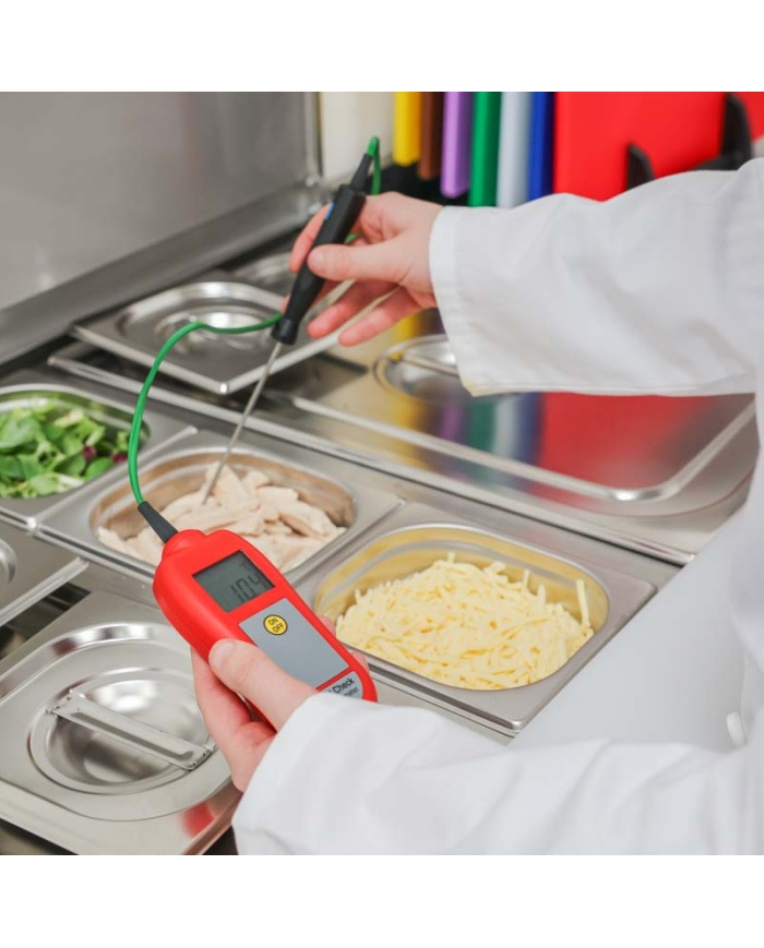 ETI Termometer Food Check®, inklusive indstikssensor. Egnet til HACCP og egenkontrol. Opfylder EN 13485. Kalibreringscertifikat medfølger. Farve rød