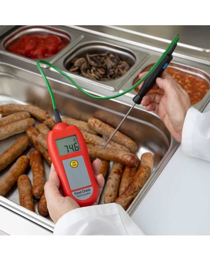 ETI Termometer Food Check®, inklusive indstikssensor. Egnet til HACCP og egenkontrol. Opfylder EN 13485. Kalibreringscertifikat medfølger. Farve rød